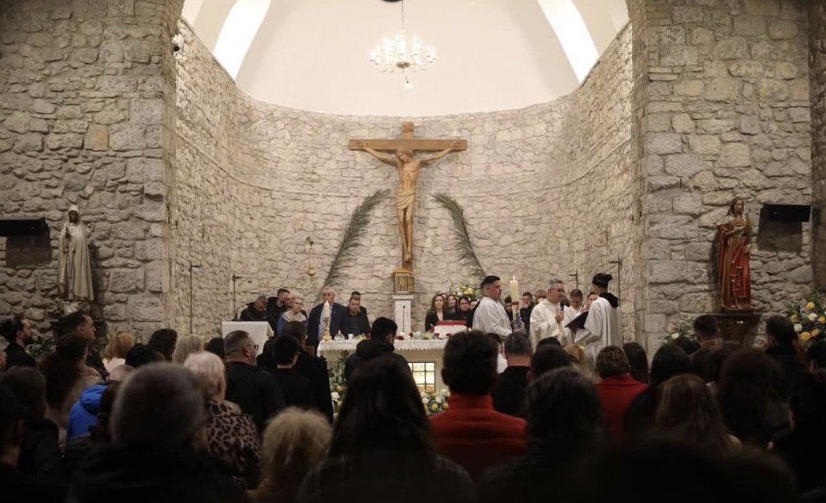 Sako uron besimtarët katolikë: Gëzuar Pashkët, mesazhe shprese dhe paqe