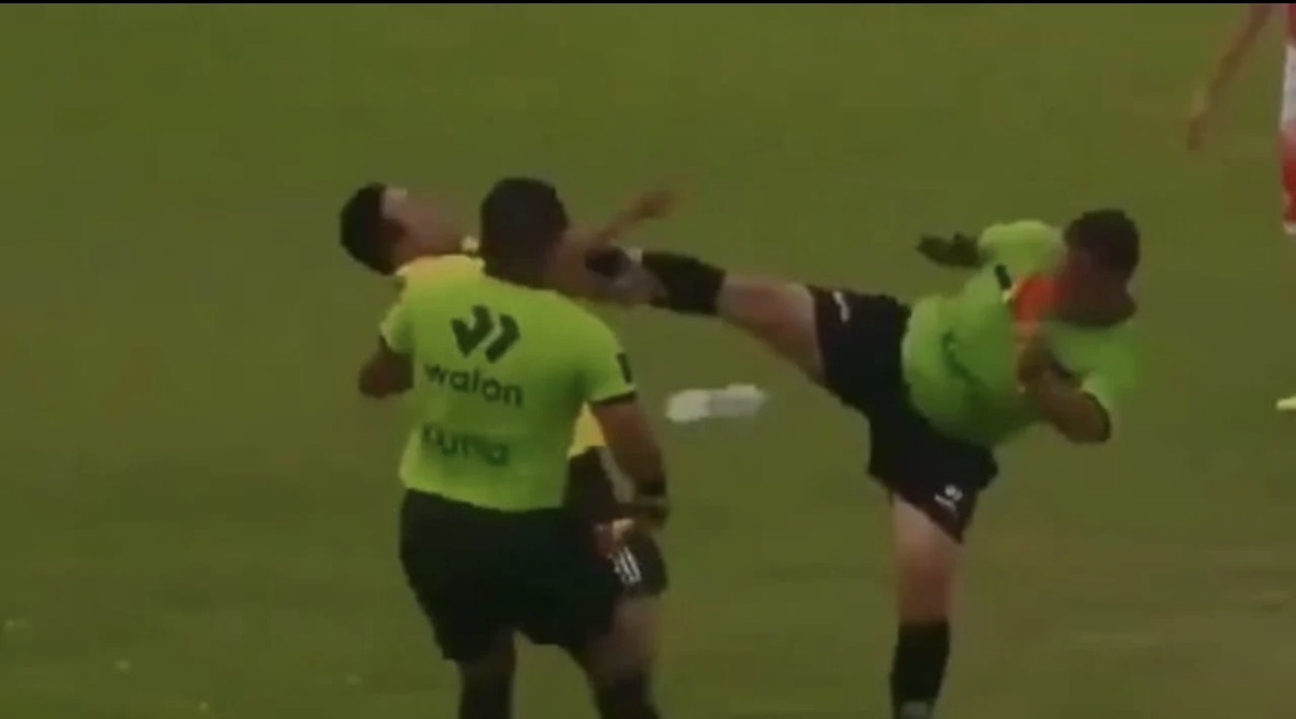 E pabesushme në një ndeshje futbolli, arbitri me stil karateje godet në kokë zëvendës trajnerin