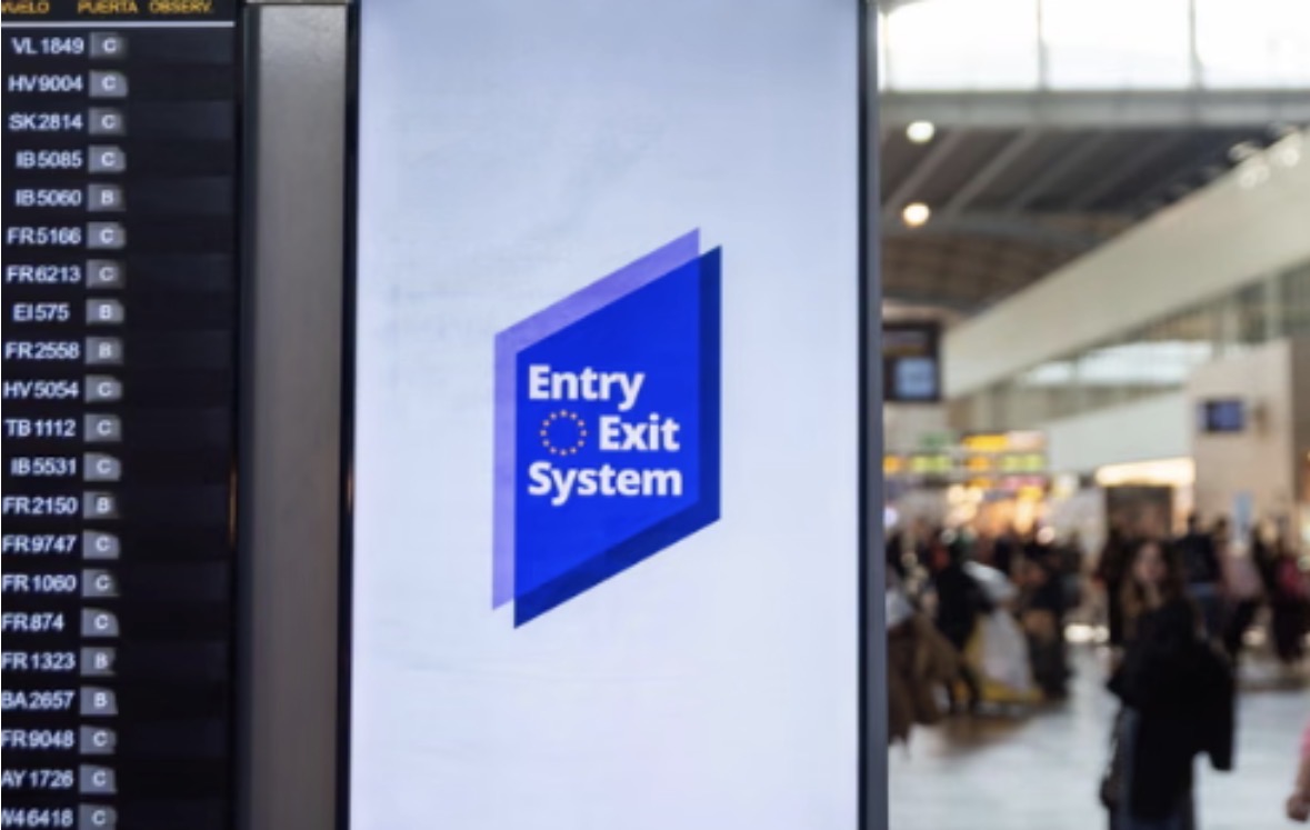 Hyri në fuqi të premten, sistemi i ri i hyrje-daljeve në BE shkakton vonesa disa orë në aeroporte