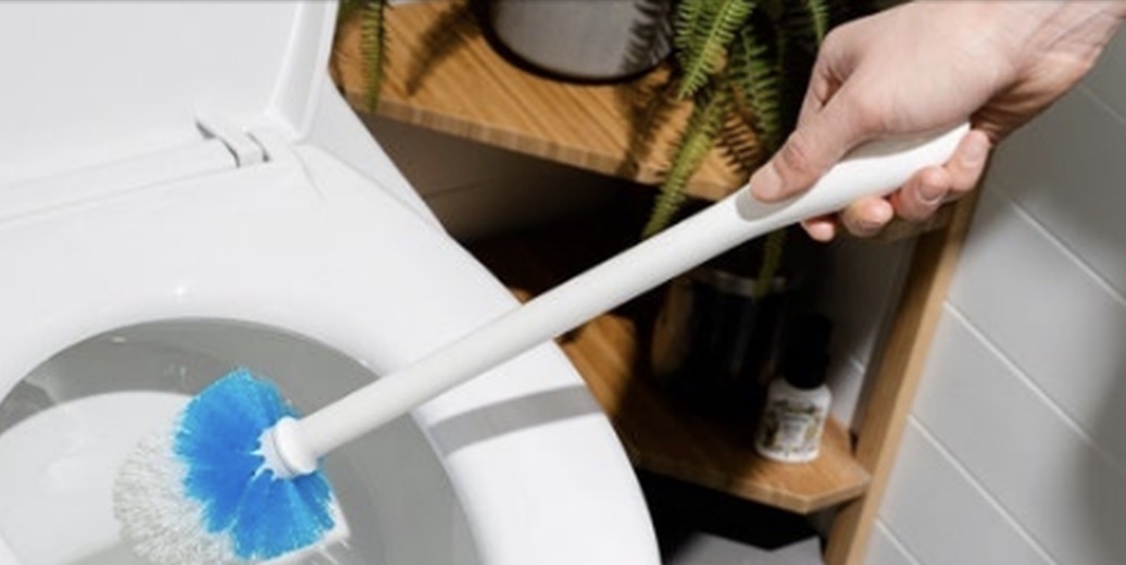 Mos e neglizhoni më! Ja çfarë dëmesh mund të sjellë furça e vjetër e tualetit në shëndetin tuaj 