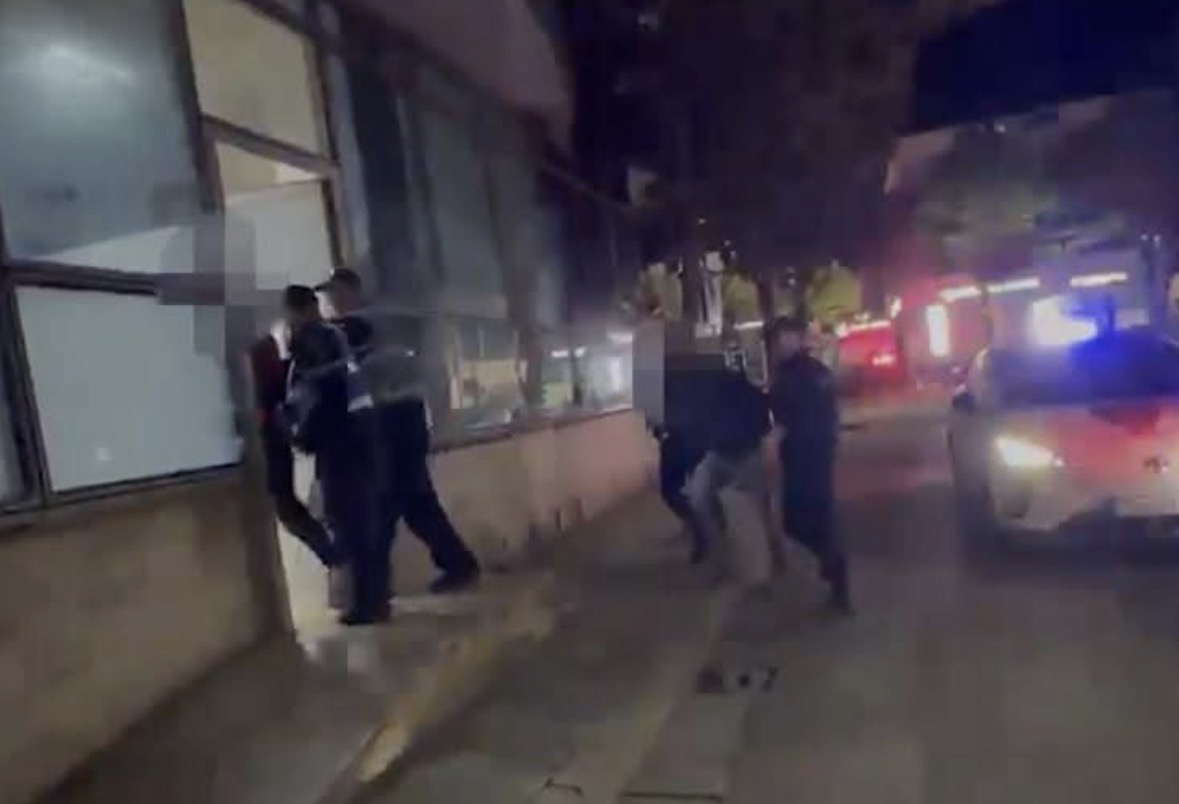 Nuk iu bind policisë në Kamëz, 23-vjeçari me armë me vete e pëson keq në Kamëz