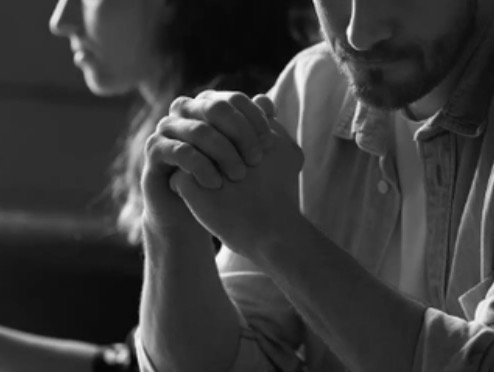 Katër gabimet që shkatërrojnë lidhjen/ Sjelljet që po ju prishin marrëdhënien pa e kuptuar 