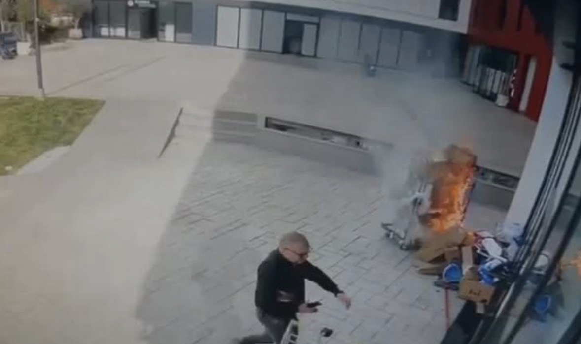 Si nisi zjarri në pallatin 12-katësh tek “Farmacia 10”, dalin pamjet: Banori kalon pranë dhe nuk ndërhyn