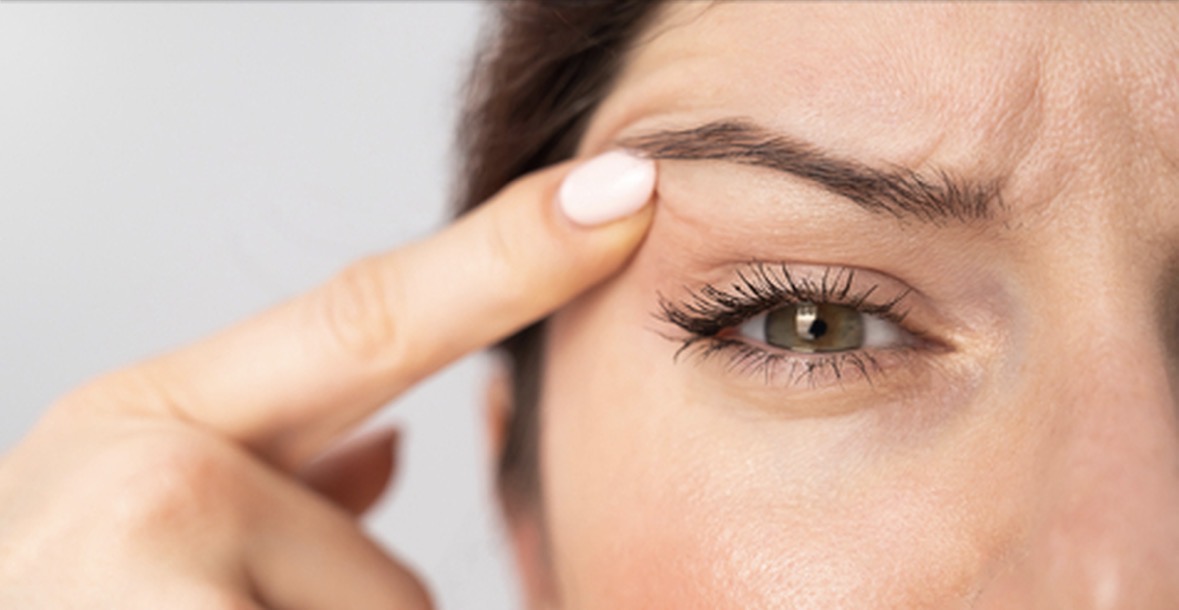 Kapakë të rënë? Këto truke grimi i “ngrejnë” sytë menjëherë