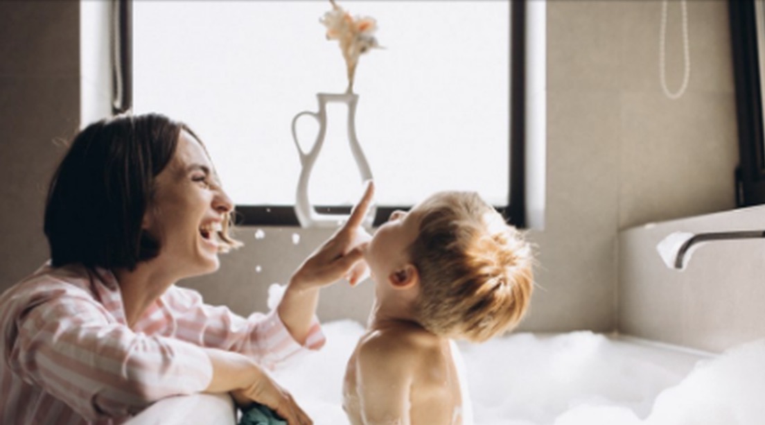 Në çfarë moshe duhet t’i lini fëmijën të lahet vetëm? Rreziqet nga rrëshqitja dhe uji i nxehtë që prindërit nuk duhet t’i neglizhojnë 