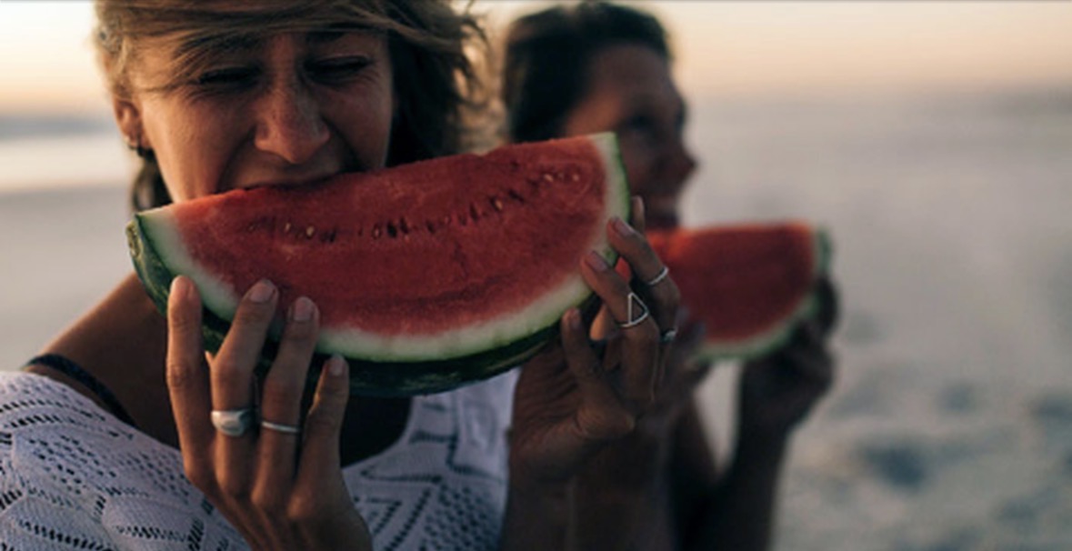 “Mburoja natyrale” kundër diellit/ Ushqimet që mbrojnë lëkurën nga rrezatimi UV dhe plakja e parakohshme 