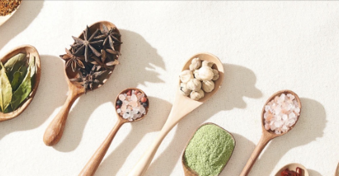 10 antibiotikë natyralë që luftojnë infeksionet/ Zbuloni fuqinë e tyre shëruese 