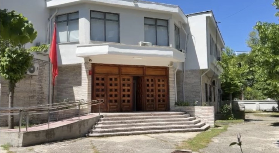 Vrasja e 30-vjeçarit në Memaliaj, gjykata lë në arrest shtëpie tre të ndaluarit