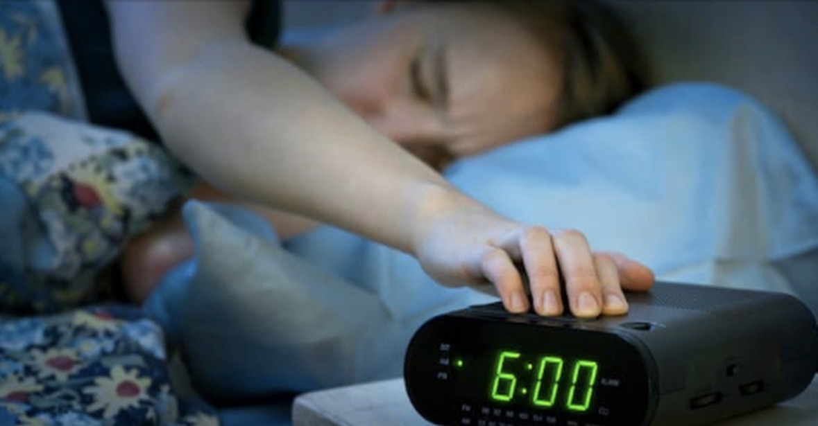 4 zakone të mëngjesit që po ju dëmtojnë ditën pa e kuptuar 