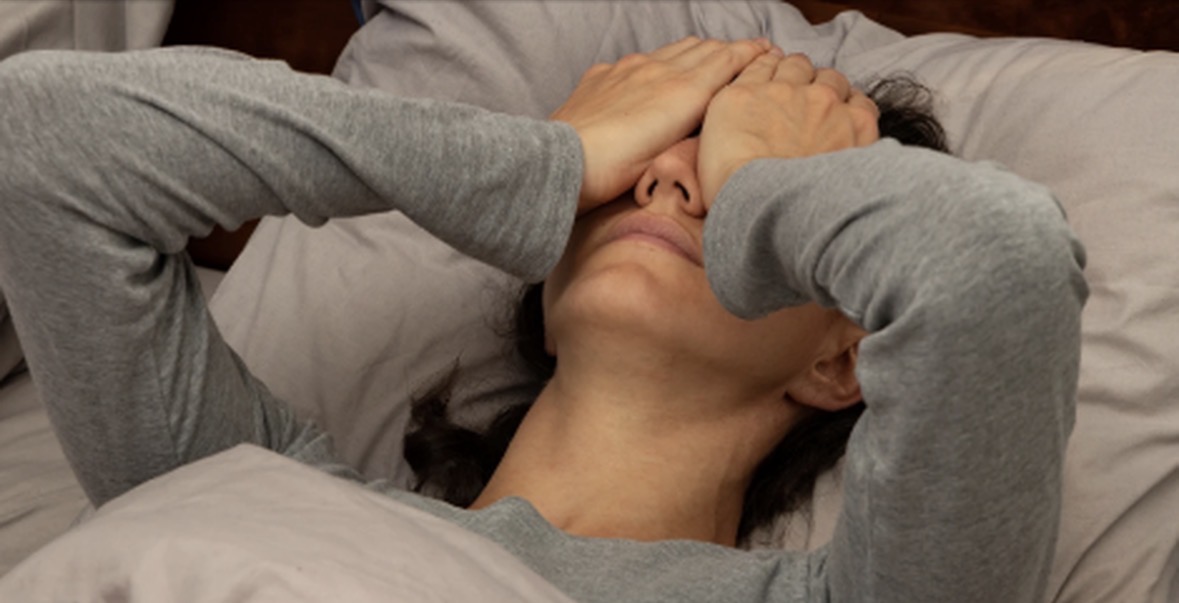 Çfarë tregon mënyra si fle? Pozicioni i gjumit dhe lidhja me stresin dhe emocionet 