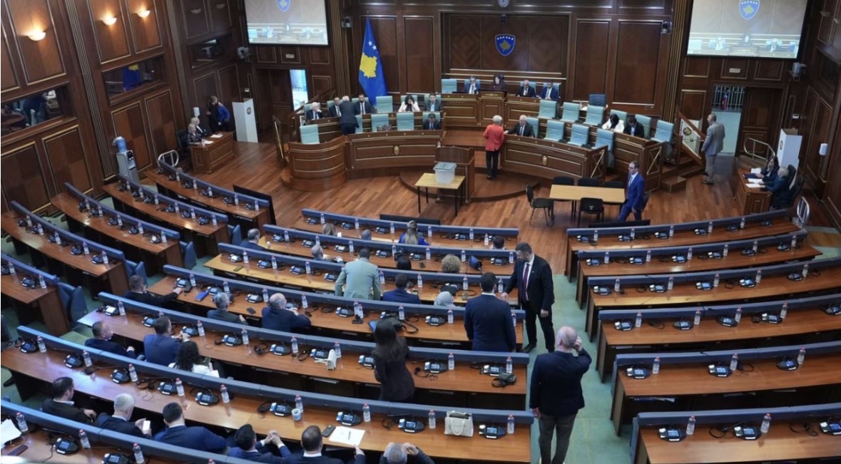Kosovë, shtyhet sërish seanca e jashtëzakonshme për presidentin, mungon opozita