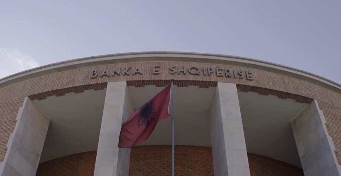 Bien kursimet në banka,1.49 trilionë lekë depozita në mars, qytetarët i tërhoqën për konsum