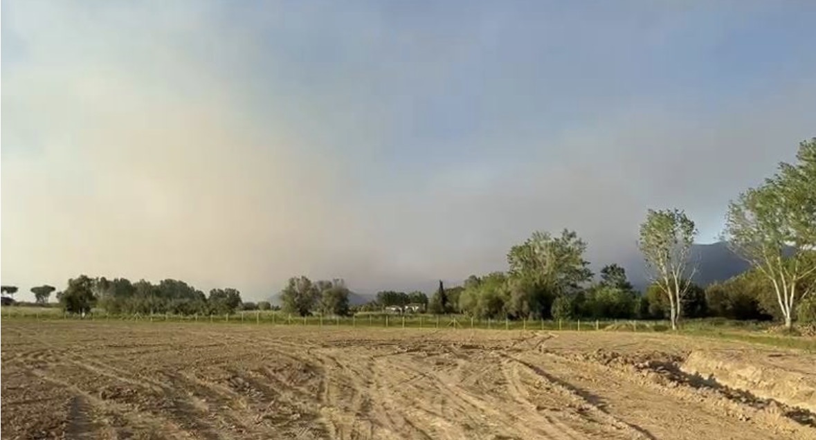 Mbyllet aeroporti në Pisa, qindra persona urdhërohen të lënë shtëpitë për shkak të zjarreve të mëdha