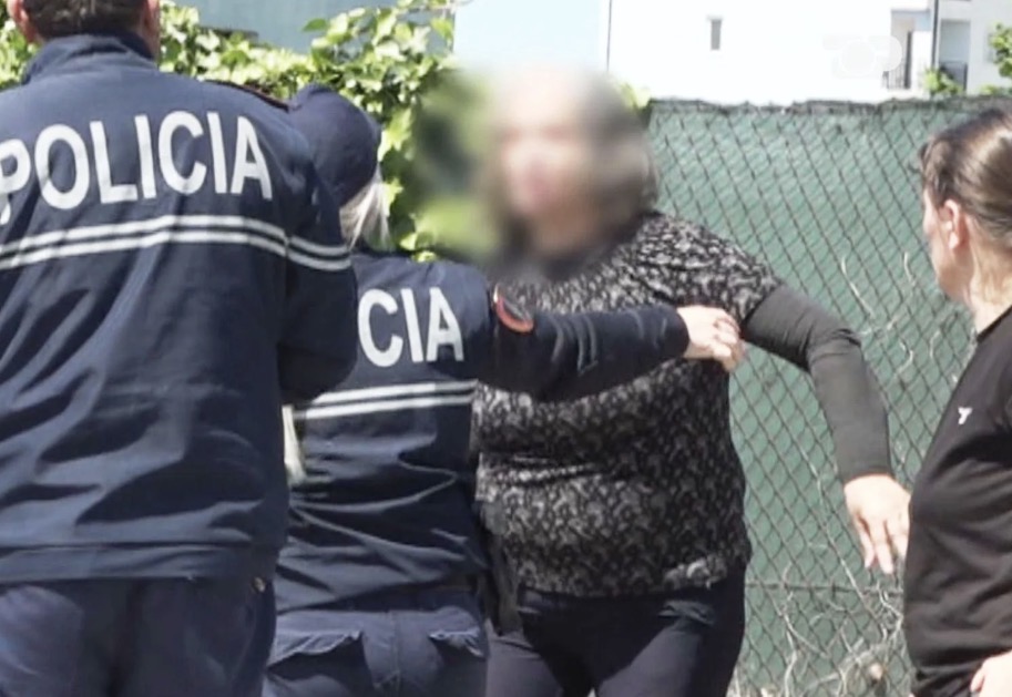 Nënë e bijë të sëmura mendore ‘terrorizojnë’ banorët e një pallati në Manzë, me gurë, britma e thika. Institucionet reagojnë pas ndërhyrjes së Fiksit