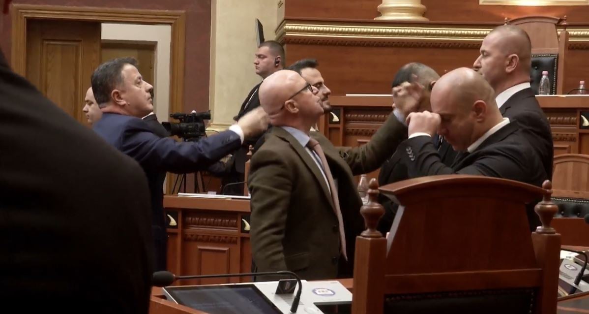 Taulant Balla kërkoi një minutë heshtje në nderim të katër dëshmorëve të 2 Prillit, PD bllokon foltoren