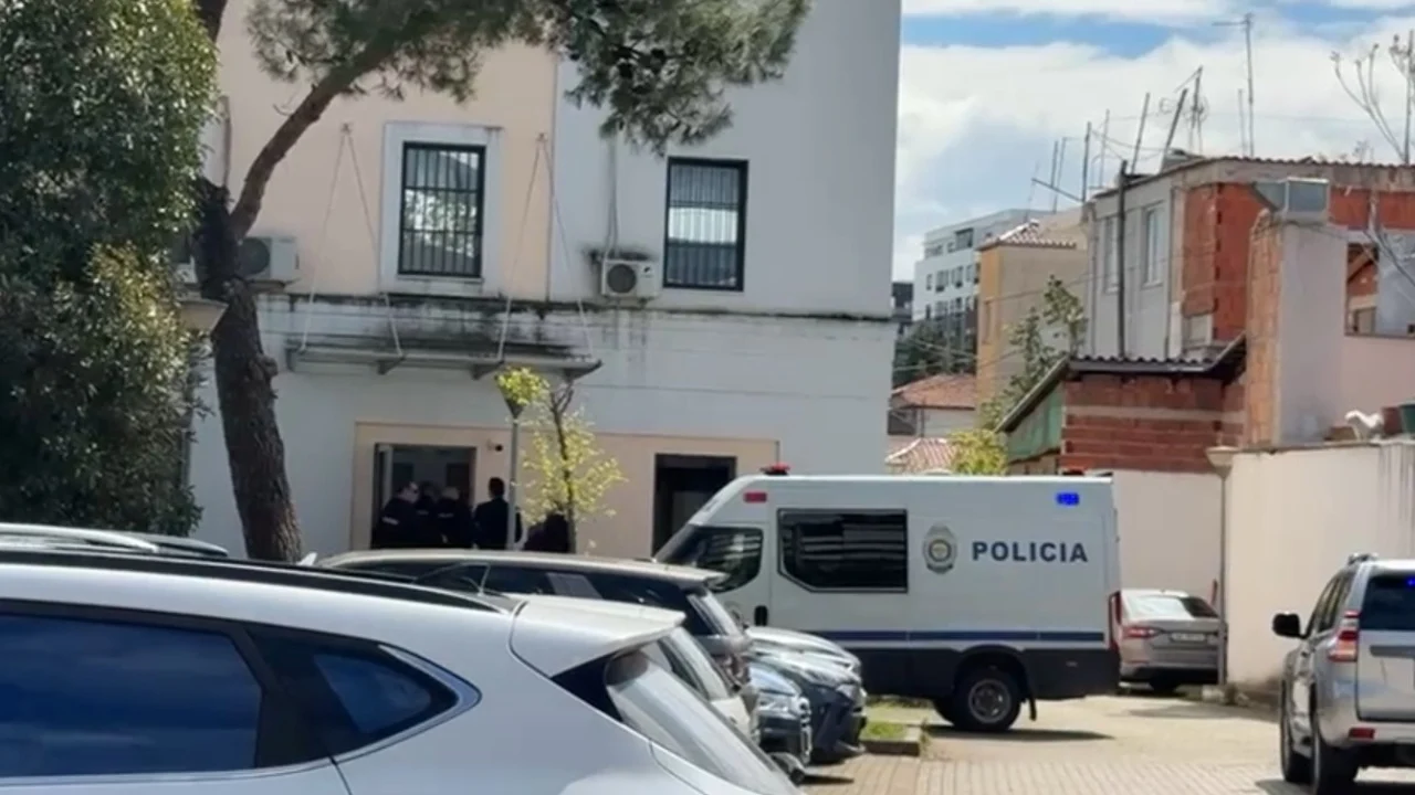 Me pranga në duar dhe i shoqëruar nga furgoni i policisë, momenti kur kryebashkiaku Veliaj mbërrin në Gjykatë