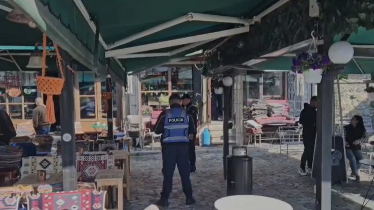 Plagosja e trefishtë me thikë në Pazarin e Korçës, reagon policia: Dy vëllezërit u konfliktuan me dy të rinj me mjete të forta