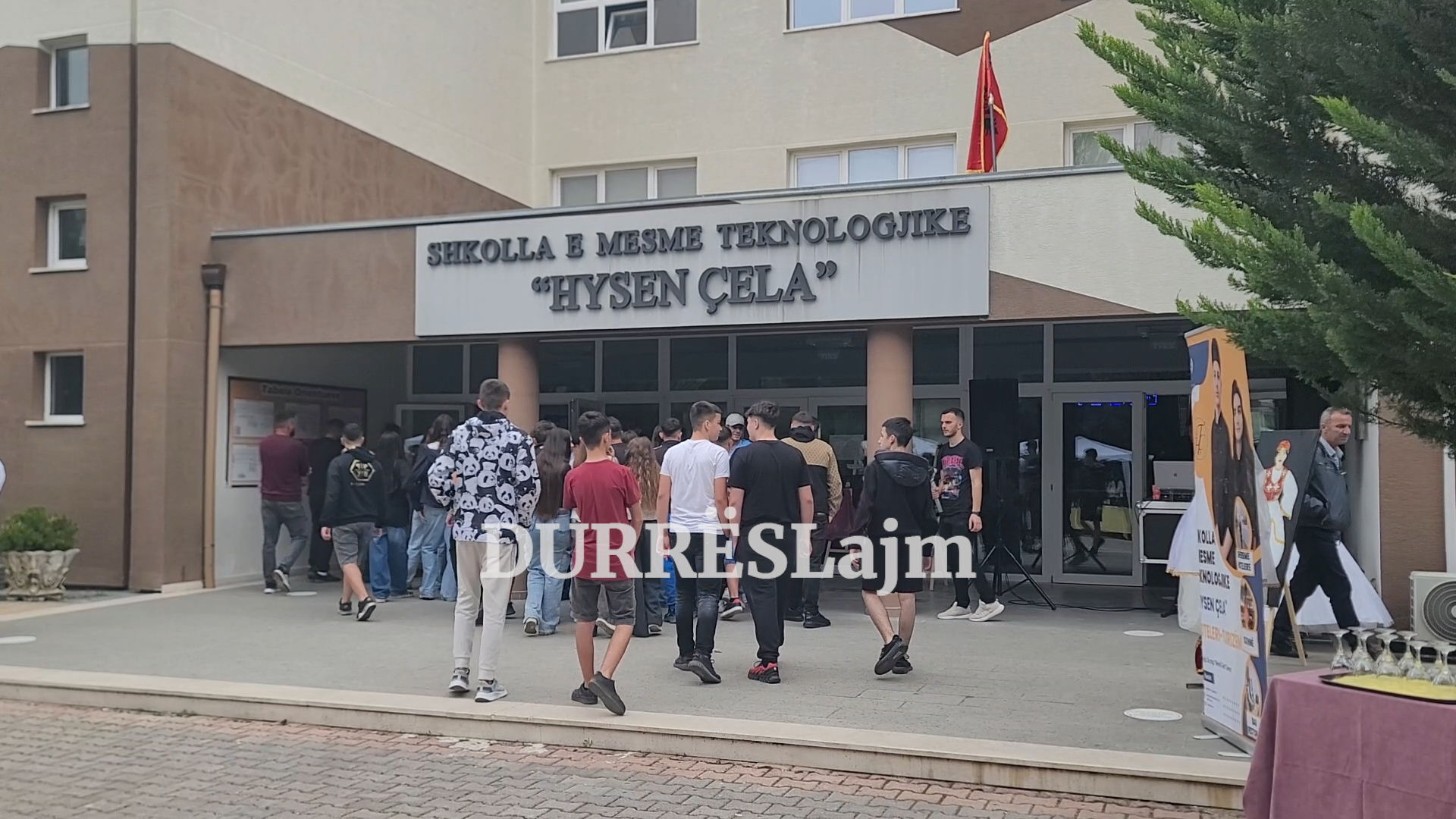 Dita e “Dyerve të hapura”, 90% e nxënësve të shkollës teknologjike “Hysen Çela” të punësuar pranë bizneseve (VIDEO)