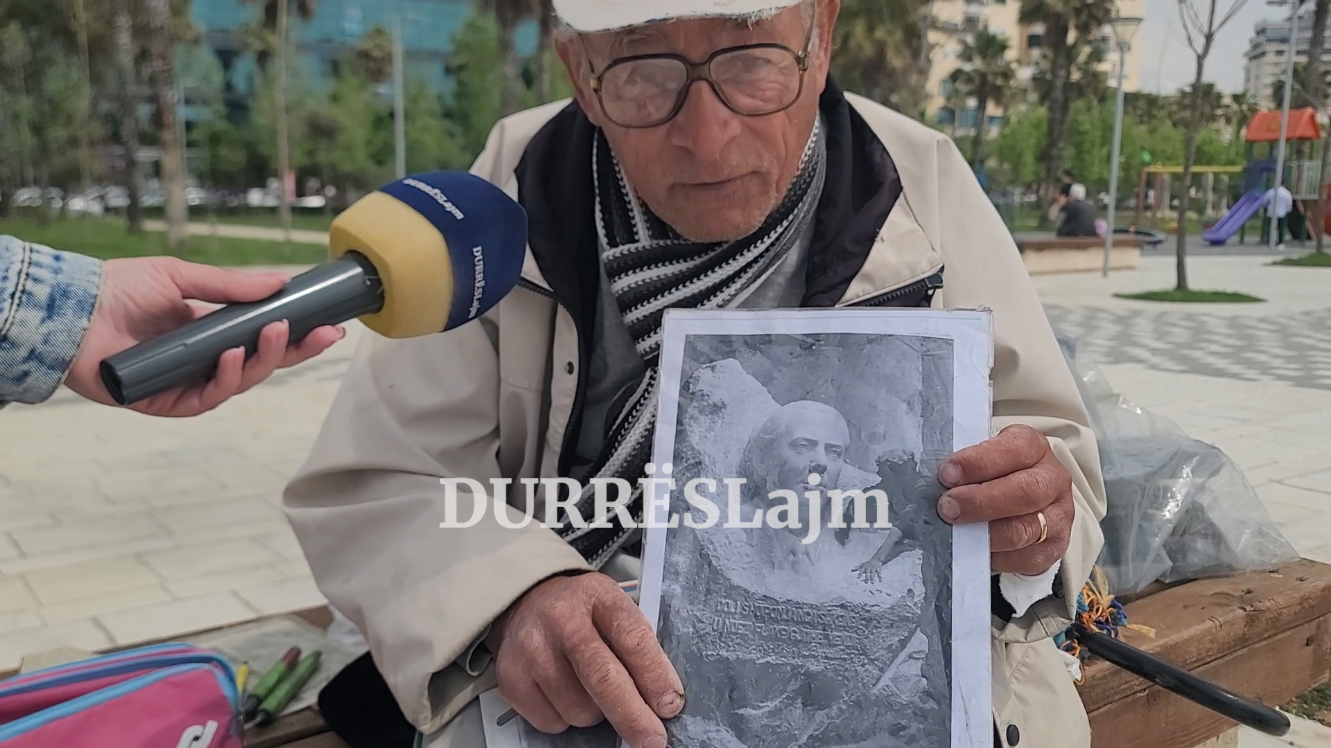 Skulptori që gdhente Enver Hoxhën, pikturon prej vitesh në qiell të hapur në Durrës! (VIDEO)