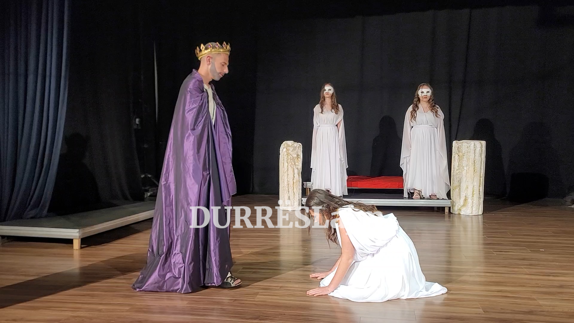 Tragjedia “Medea” vjen premierë, e interpretuar nga gjimnazistët e “Naim Frashëri” (VIDEO)