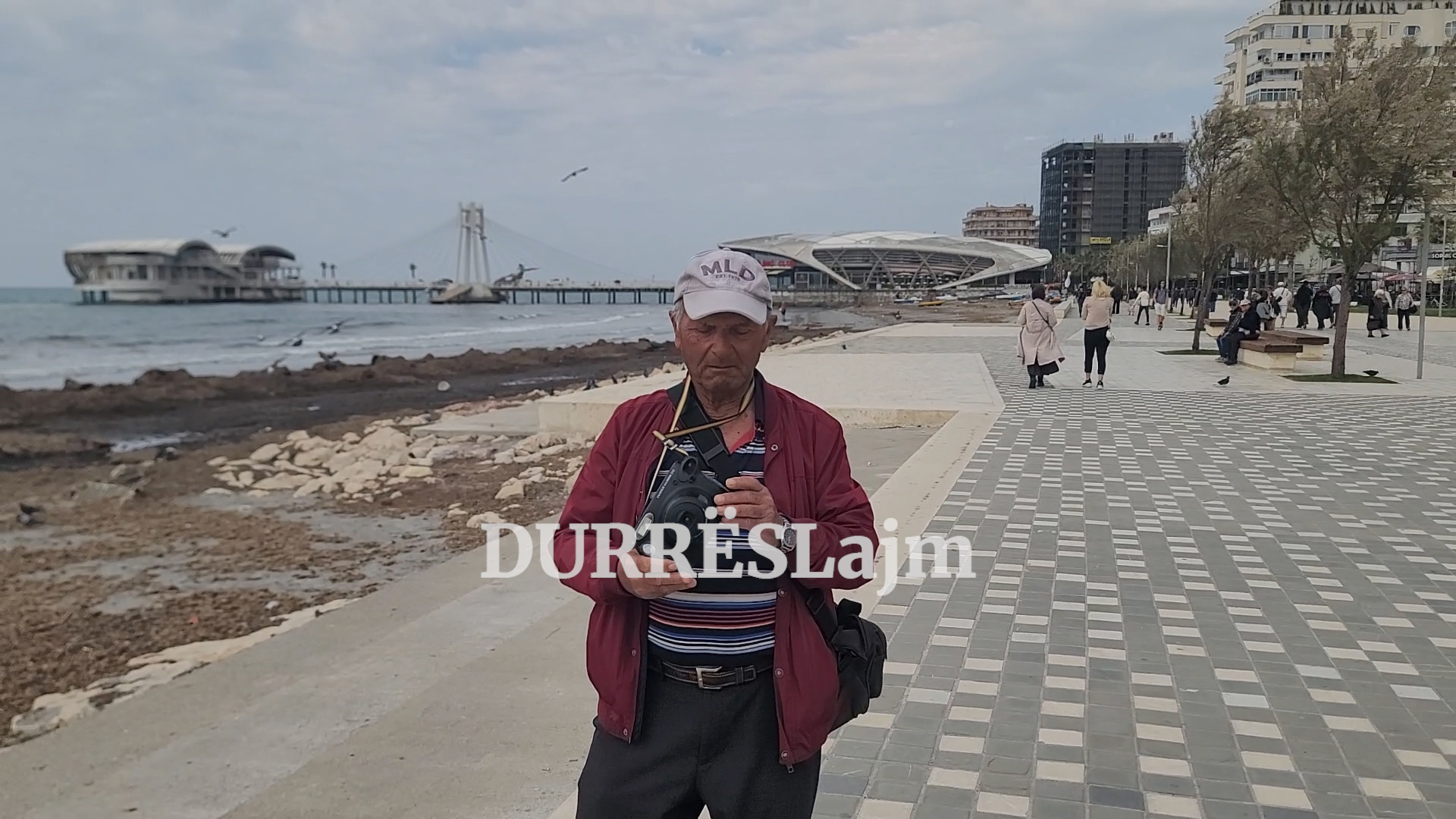 Nostalgji për fotot e çastit?! Ky është fotografi 71-vjeçar që i realizon ato në Durrës (VIDEO)