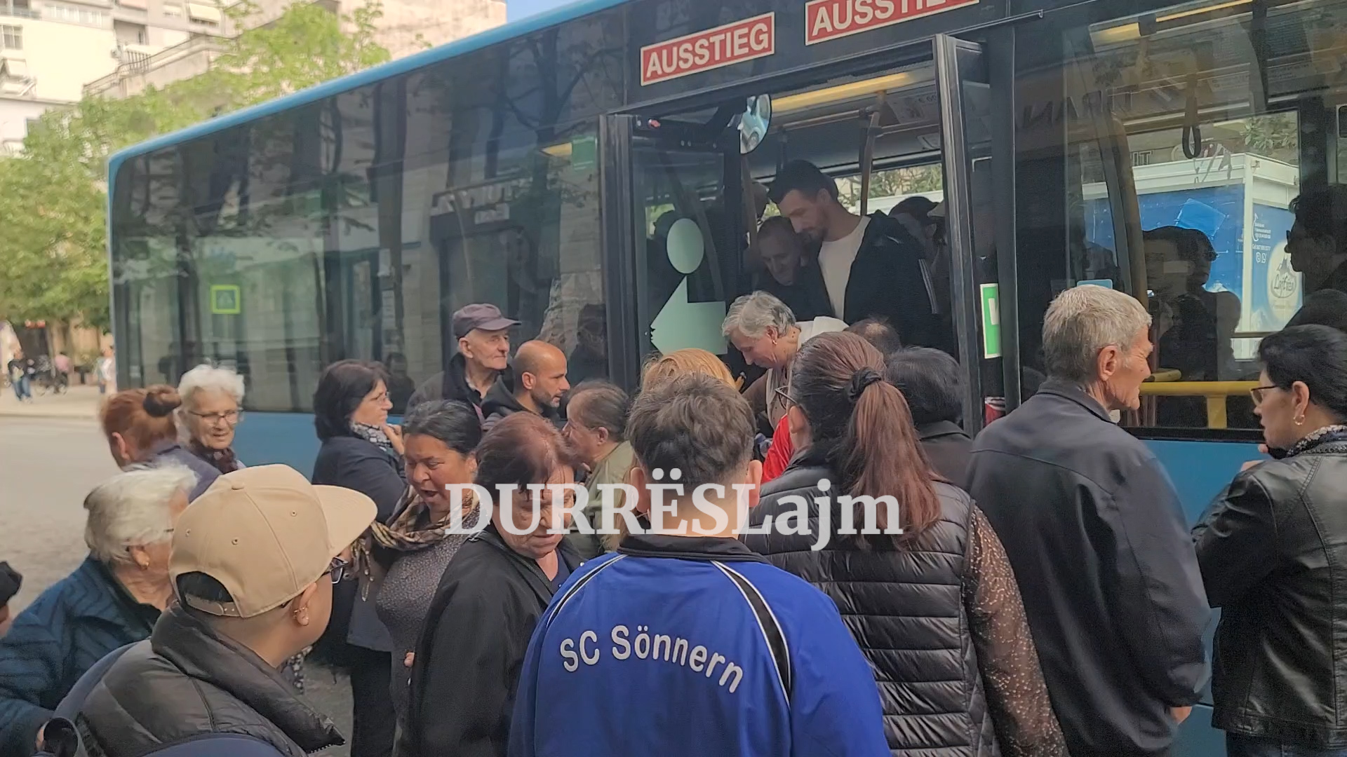 Rikthehet normaliteti i lëvizjes në 6 linjat urbane të Durrësit (VIDEO)