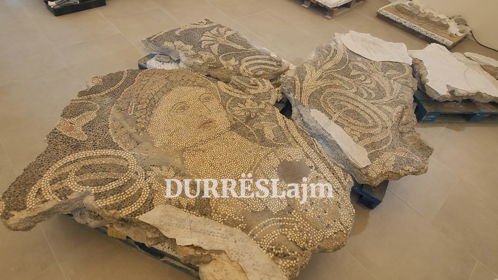 Rikthehet mozaiku “Bukuroshja e Durrësit” në shtëpinë e tij! (VIDEO)