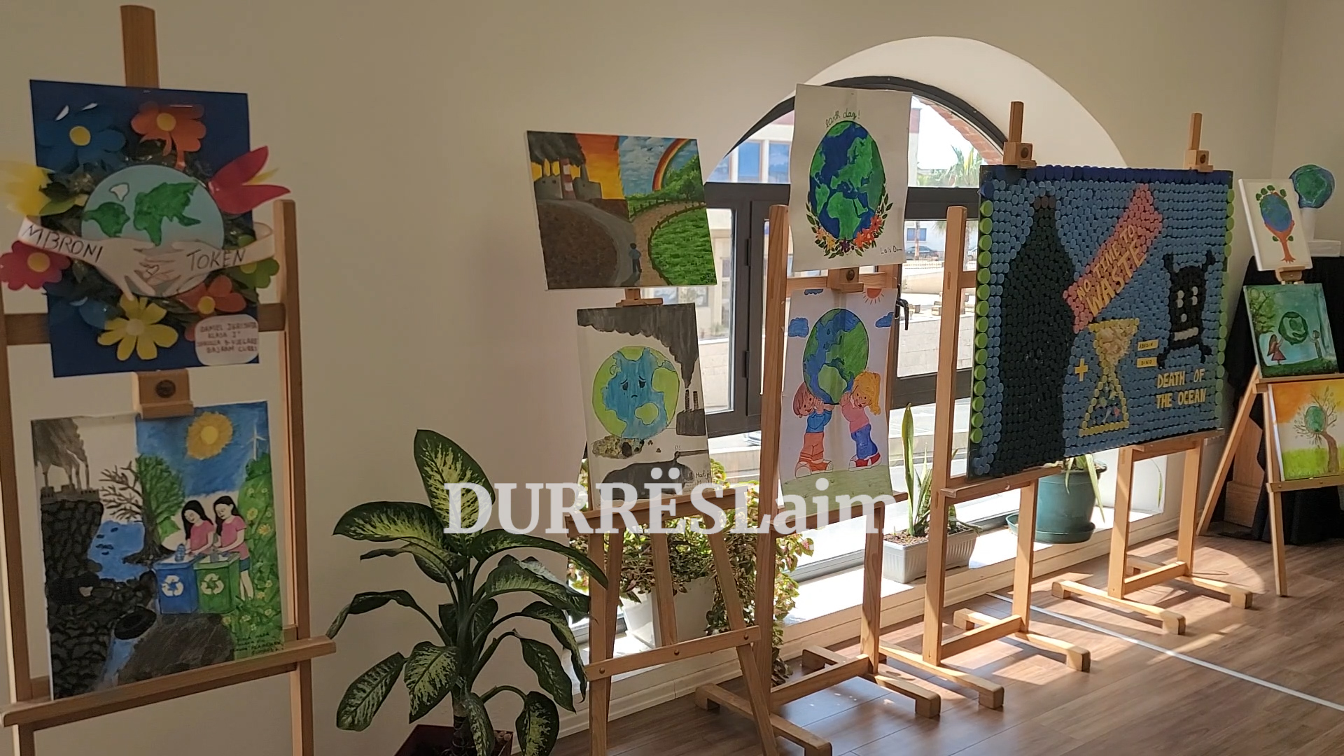 “Planeti ynë, përgjegjësia jonë”/ Në Ditën Botërore të Tokës, nxënësit e Durrësit përcjellin mesazhe sensibilizuese (VIDEO)