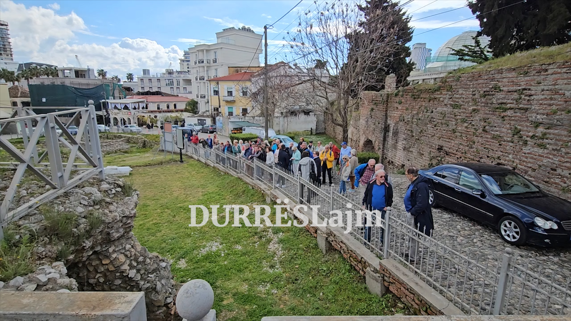 Fluks vizitorësh tek Amfiteatri dhe Kulla Veneciane, turistët: Po mësojmë shumë për historinë tuaj (VIDEO)