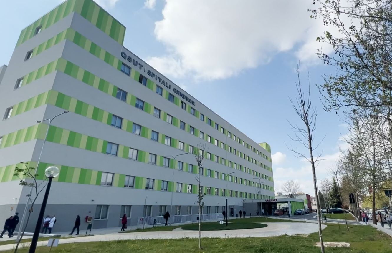 Durrës/ I arrestuar për tentativë vrasjeje në familje, ndërron jetë në QSUT 91-vjeçari (EMRI)