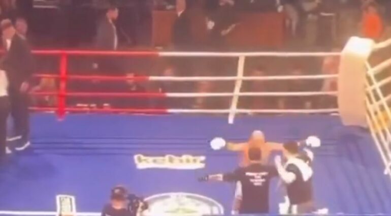 Skena të çmendura në Turqi, tifozët futen në ring dhe rrahin boksierin rus