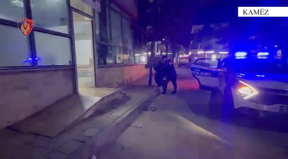 Kërcënoi me armë pas një konflikti në lokal, arrestohet i riu në Kamëz