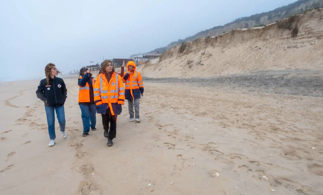 Plazhet e Portugalisë humbin rërë për shkak të stuhive të forta, autoritetet ndërhyjnë
