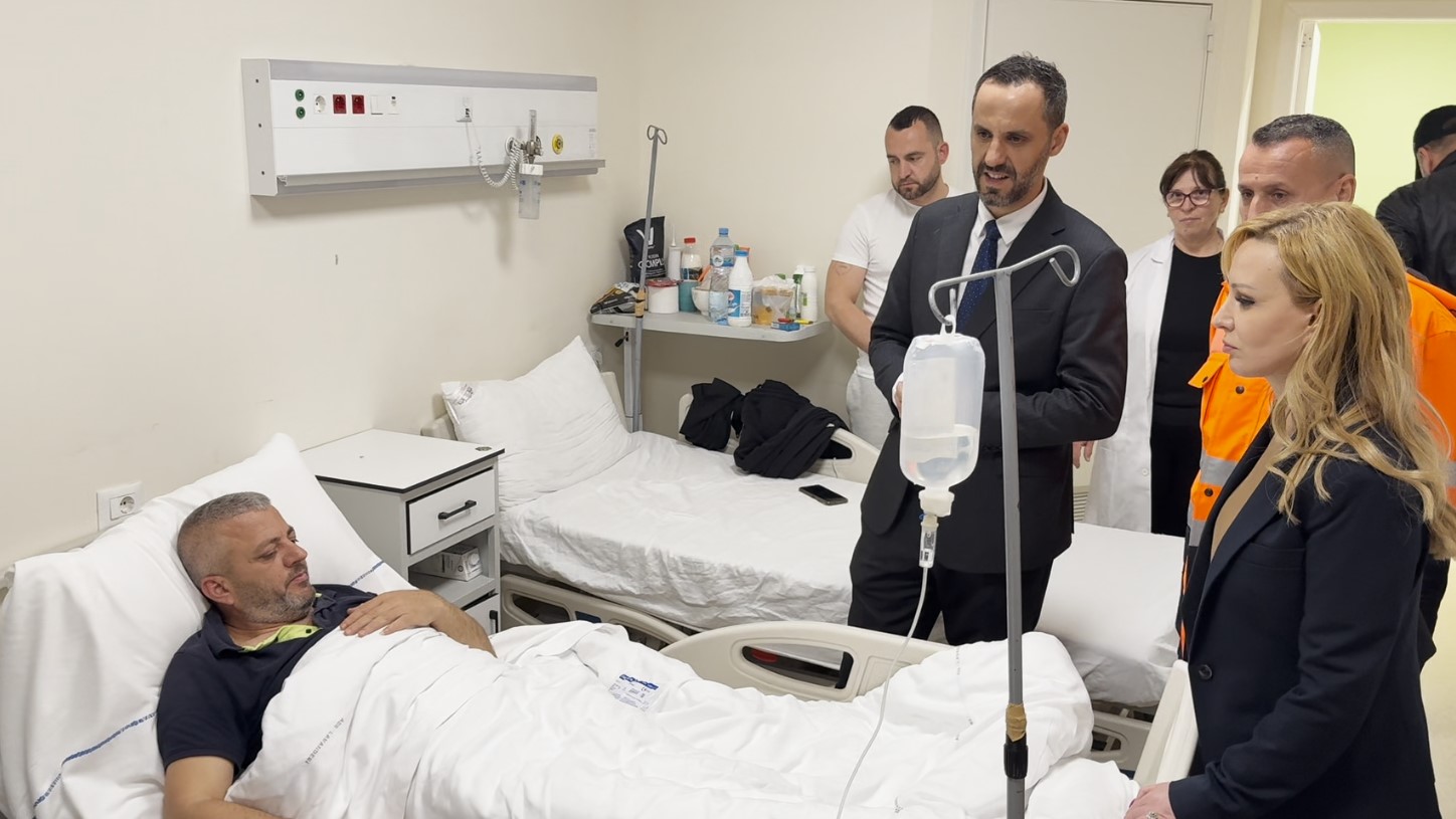 Zjarri në një pallat në Tiranë, Lamallari viziton në QSUT zjarrfikësit dhe qytetarët e lënduar