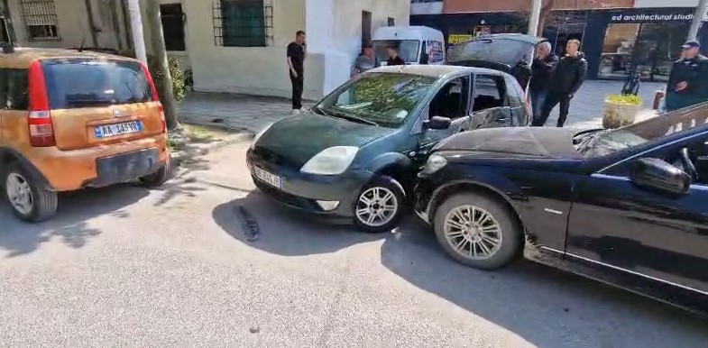 Vlorë/ Po shmangte fëmijën që kalonte rrugën, shoferi përplas dy mjete të tjera, lëndohet lehtë 8-vjeçari