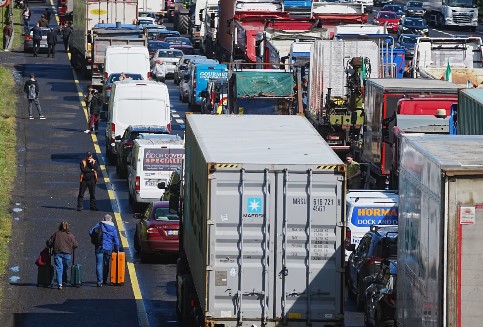 Kriza e karburantit paralizon Irlandën, një e treta e stacioneve të benzinës kanë mbetur pa furnizim