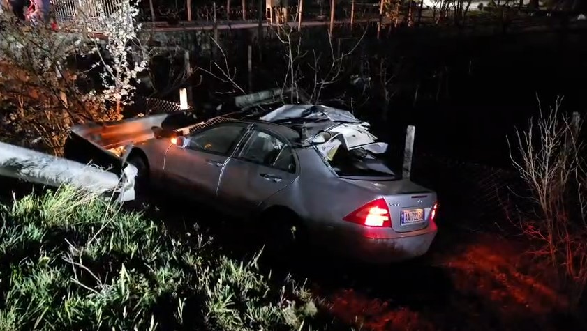 Aksident në Korçë, automjeti merr para barrierat mbrojtëse! Plagoset rëndë shoferi