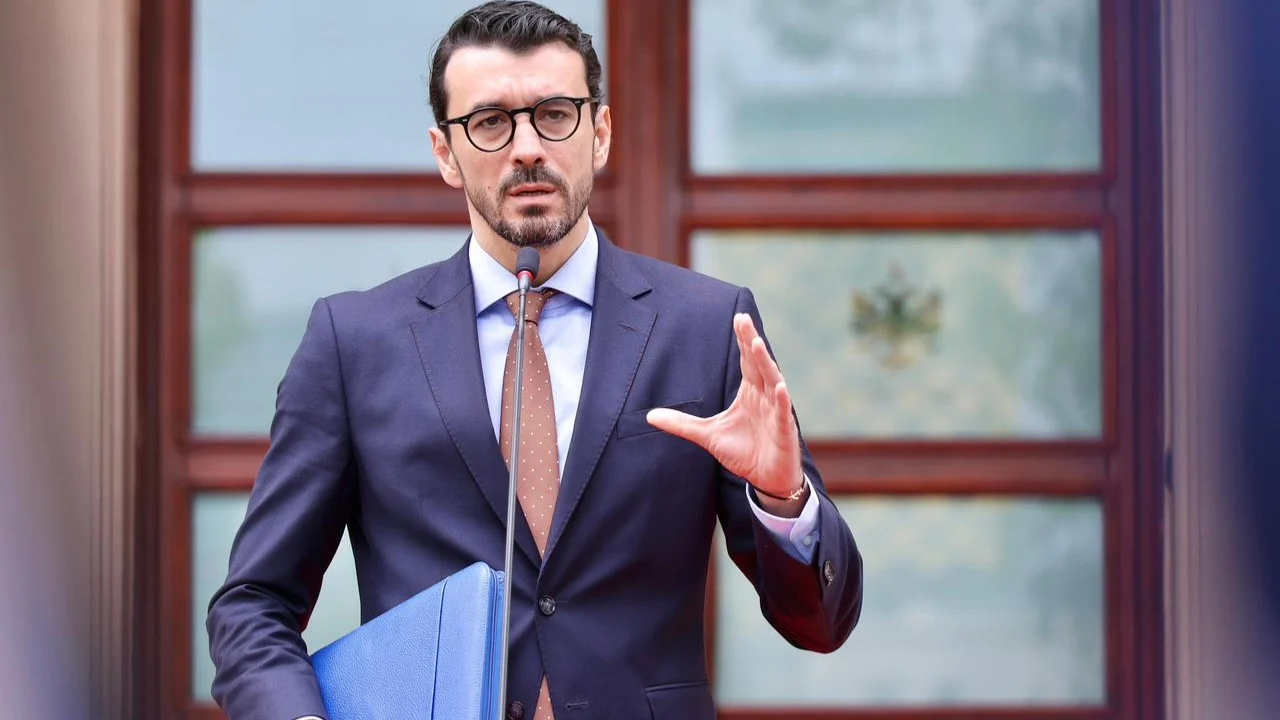 Kërkesat për rritjen e çmimit të biletave të transportit publik, ministri Karakaçi: Jemi duke e marrë në konsideratë