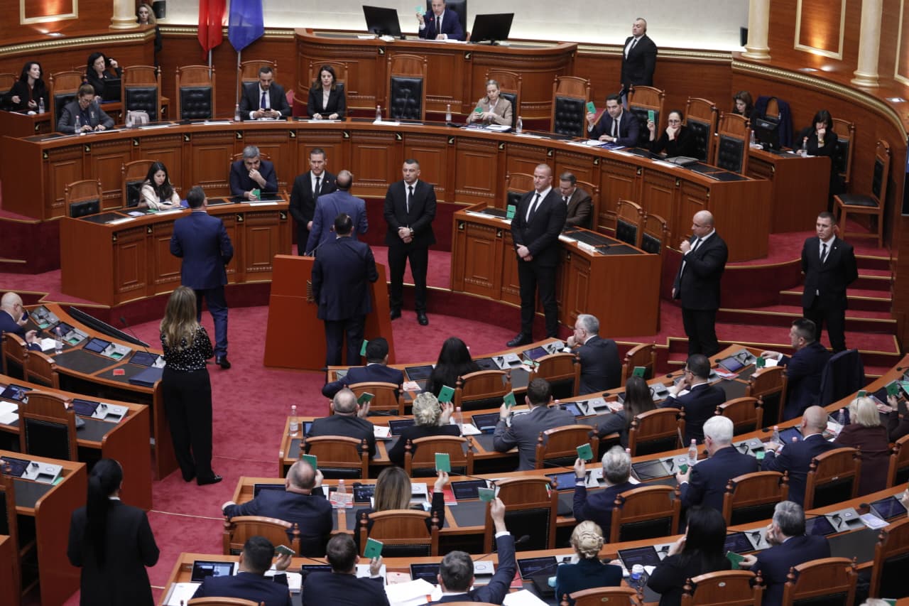 Tensionet në seancën plenare, Sekretariati i Etikës përjashton 20 ditë nga punimet e Kuvendit Nokën dhe Hotin