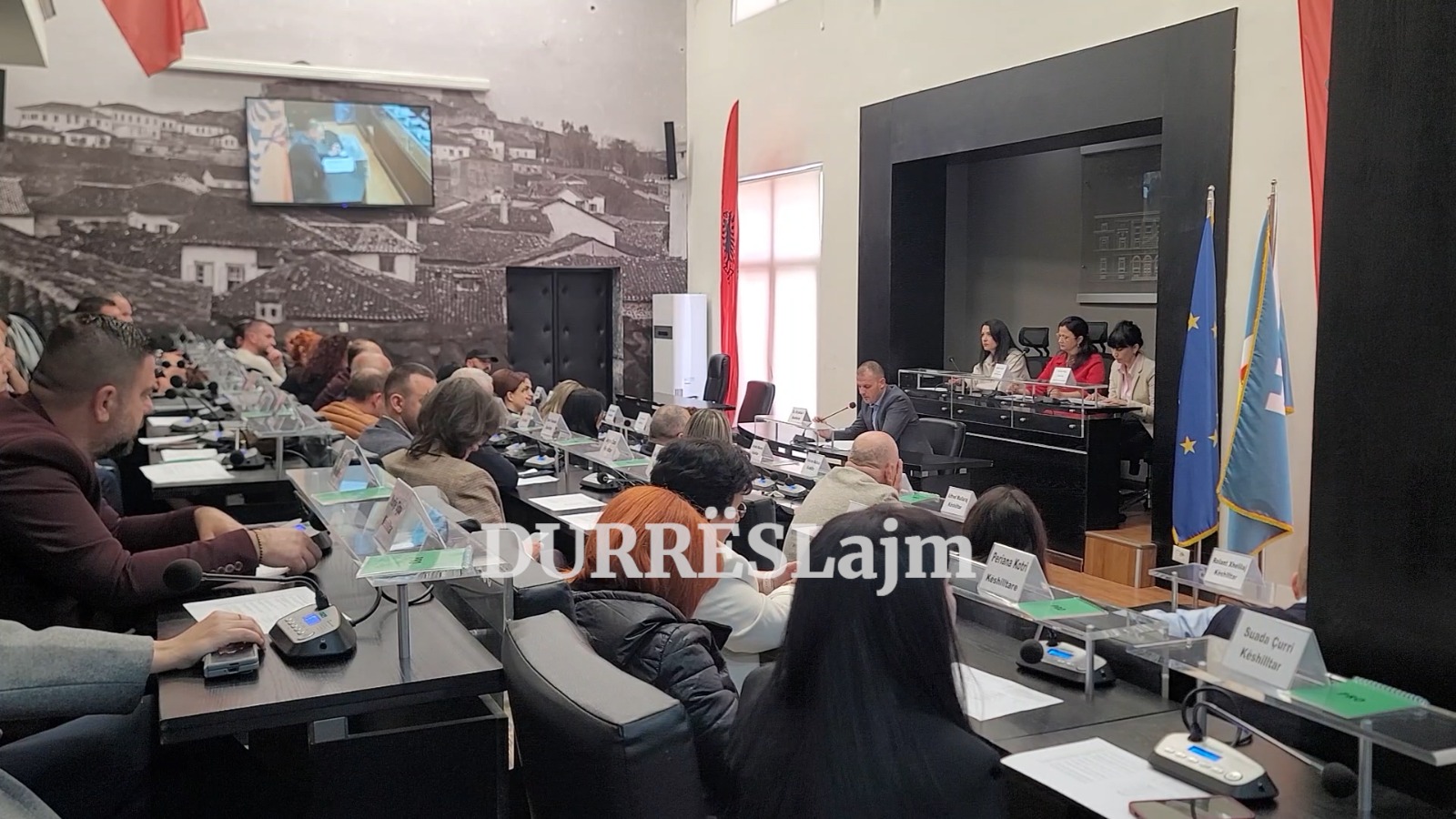 Protestuesit kundër projektit TID Durrës u lanë jashtë mbledhjes, opozita abstenon rritjen e pagave të punonjësve të bashkisë (VIDEO)