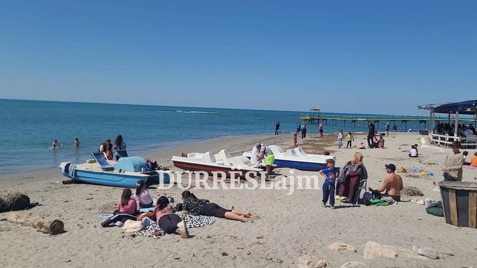 Muaji prill hap sezonin e plazhit në Durrës, turistët vizitojnë sitet e trashëgimisë kulturore (VIDEO)