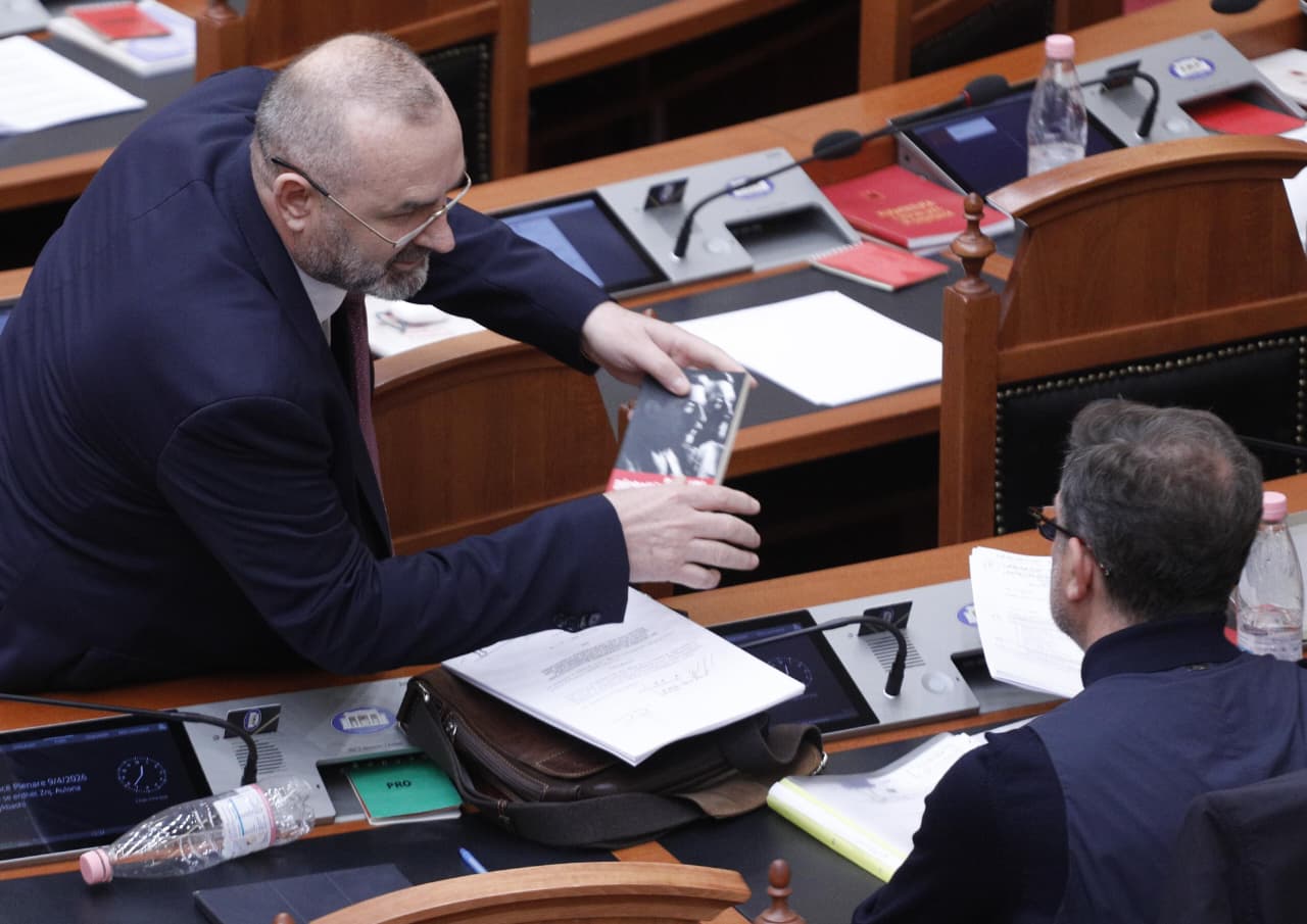 Ulsi Manja i dhuron Erion Braçes librin “Stalini përballë Hitlerit”