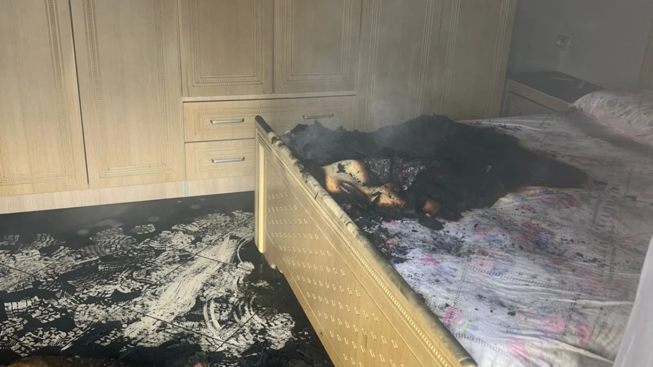 Zjarr i madh në një apartament në Lushnje, dyshohet se flakët u vunë nga pronari i banesës