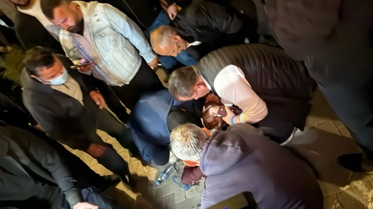 Tensionet në protestën kombëtare të PD-së, Aulon Kalaja në gjendje të rënduar shëndetësore nga gazi