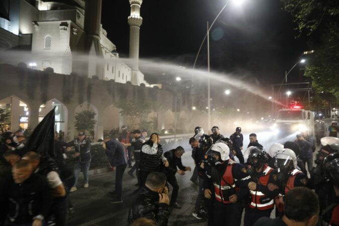 EMRAT/ 11 të arrestuar në protestën e PD, policia jep detaje: Arsyeja e ndalimit për shkak të molotovëve dhe goditjes së efektivave, procedohen Klevis Balliu e Aulon Kalaja