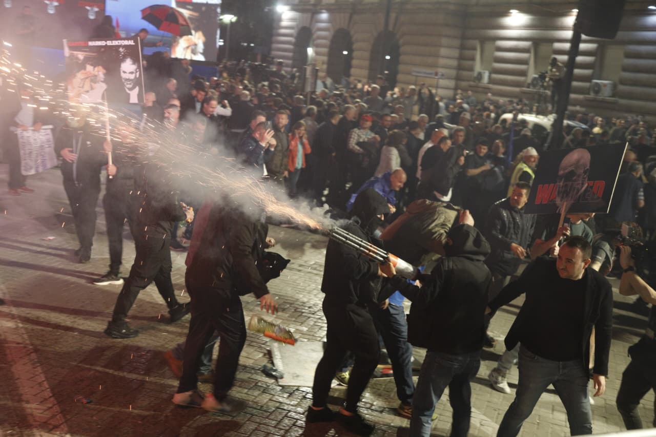 Mbahet seanca për 11 protestuesit e arrestuar në tubimin e PD, avokatët kërkojnë përjashtimin e gjyqtarit: Është i PS