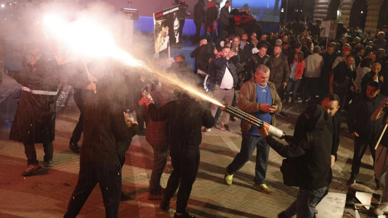 Protesta e opozitës, reagon Balla: Përdorimi i flamurit për molotovë, vulë turpi