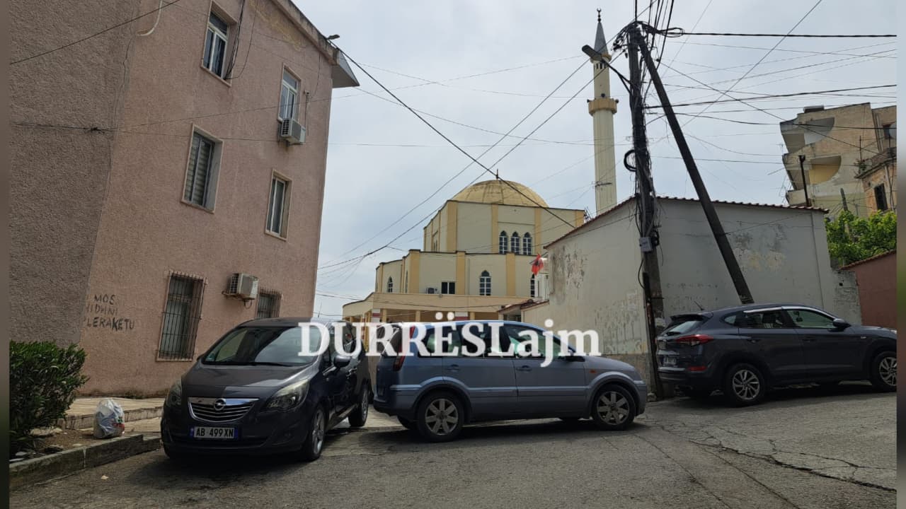 FOTOLAJM/ Bllokohet hyrja e xhamisë së Durrësit