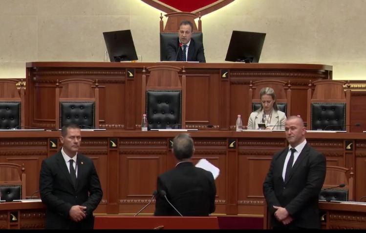 Tensione në Kuvend/ Luçiano Boçi bllokon foltoren, Peleshi e përjashton nga seanca