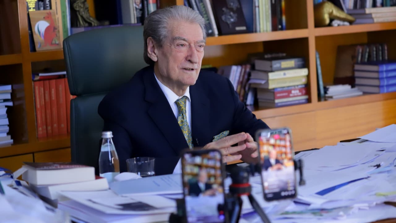 “Po ata idiotët shqiptarë atje çfarë thonë?” Berisha reagon për mesazhin e ministrit Hoxha: Çfarë gangsteri është në politikën e jashtme të Shqipërisë, të japë dorëheqjen